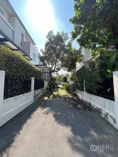 บ้าน ให้เช่าหรือขายในSaphan Sung, Bangkok - ซอยภายในโครงการเงียบสงบ มีต้นไม้เรียงรายสองฝั่ง