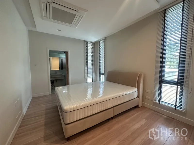 ทาวน์เฮาส์ ให้เช่าในWatthana, Bangkok - ห้องนอนมุมพร้อมหน้าต่างบานยาวและทางเข้าห้องน้ำ