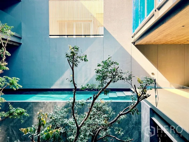 บ้าน ให้เช่าหรือขายในBangkok - เอเทรียมรับแสงธรรมชาติ พร้อมต้นไม้และสระยกพื้น