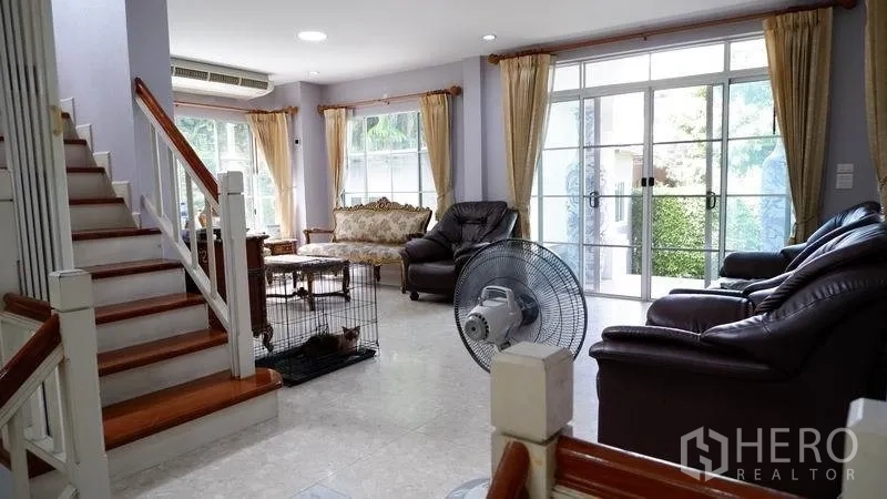 Detached House for rent in Prawet, Bangkok - Covered carport and arched front entry with a tiled forecourt at the house entrance.