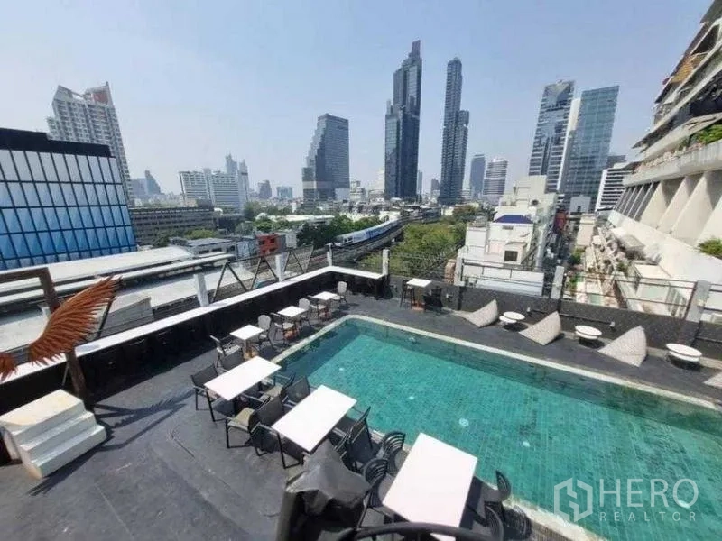 零售空间 出租在Bang Rak, Bangkok - 屋顶泳池旁露天餐位，宽阔城市景观
