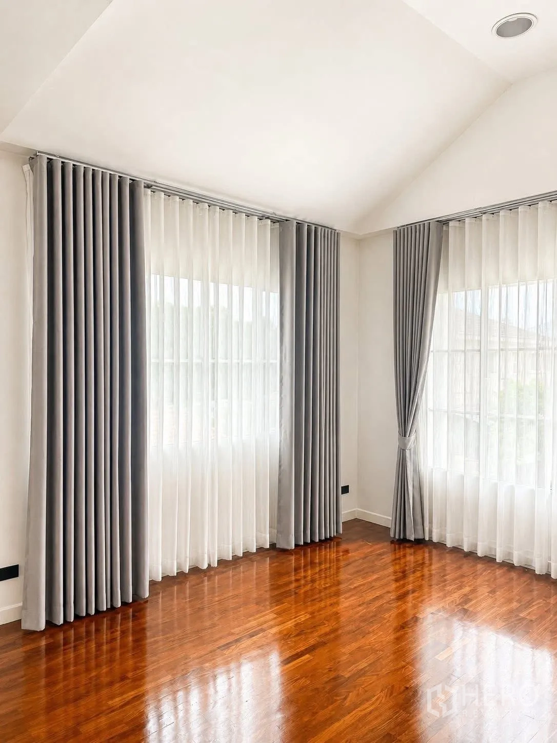 บ้านเดี่ยว for rent in Prawet, Bangkok - ห้องโล่งสว่าง มีหน้าต่างมุมห้องสองด้านพร้อมม่านสองชั้นและพื้นไม้