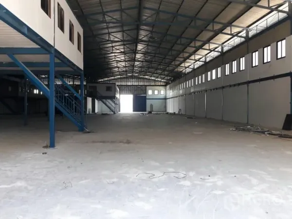 คลังสินค้า ให้เช่าในMueang Samut Prakan, Samut Prakan - ภายในโกดังพื้นที่โล่ง เพดานทรัสเหล็กสูง มีออฟฟิศชั้นลอยและพื้นคอนกรีต