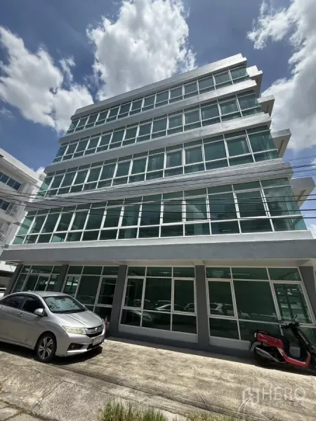 สำนักงาน ให้เช่าในBueng Kum, Bangkok - อาคารสำนักงานกระจกสูง 5 ชั้น พร้อมที่จอดรถ ในย่านนวลจันทร์ เขตบึงกุ่ม