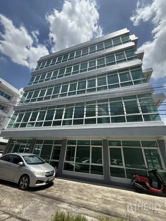 สำนักงาน ให้เช่าในBueng Kum, Bangkok - อาคารสำนักงานกระจกสูง 5 ชั้น พร้อมที่จอดรถ ในย่านนวลจันทร์ เขตบึงกุ่ม