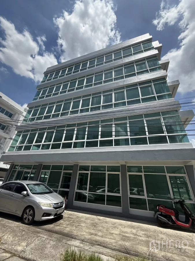 สำนักงาน ให้เช่าในBueng Kum, Bangkok - อาคารสำนักงานกระจกสูง 5 ชั้น พร้อมที่จอดรถ ในย่านนวลจันทร์ เขตบึงกุ่ม
