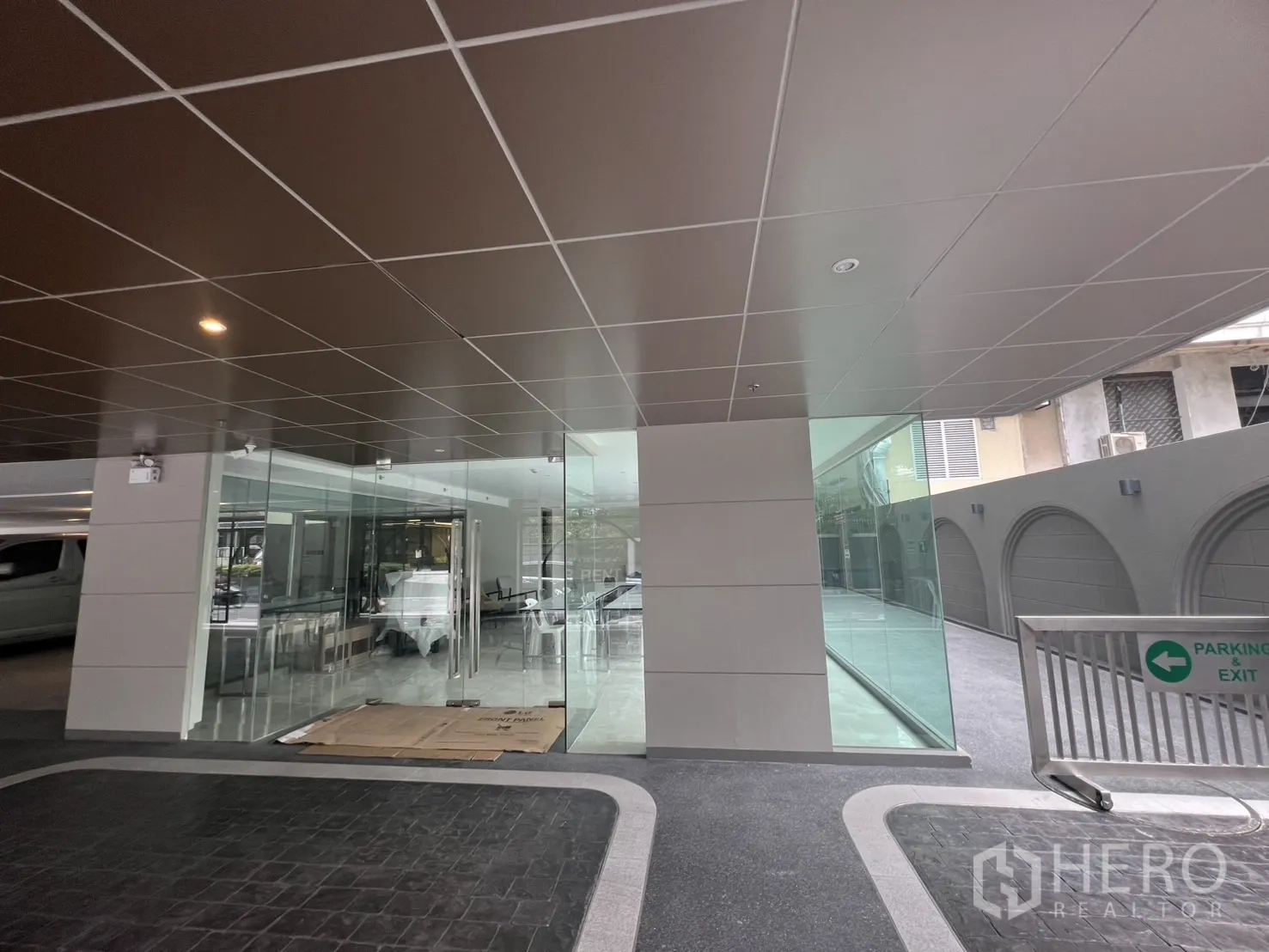 零售空间 出租在Watthana, Bangkok - 转角铺位，位于有顶落客区，落地玻璃与可通往停车场。