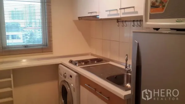 คอนโด ให้เช่าในWatthana, Bangkok - ครัวติดหน้าต่างพร้อมเตาไฟฟ้า อ่างล้างจาน เครื่องซักผ้า ตู้เย็น และไมโครเวฟ