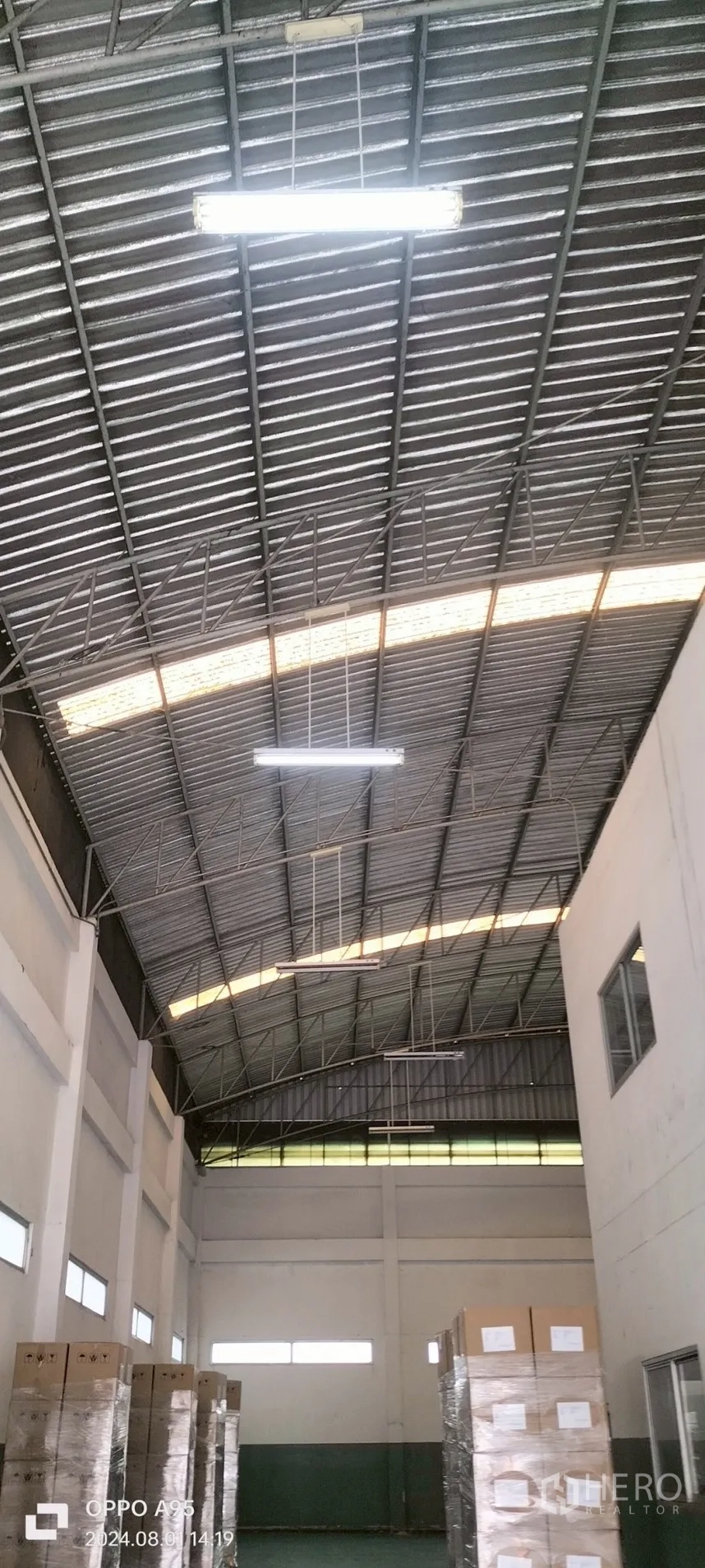 โรงงาน ให้เช่าในKhlong Luang, Pathum Thani - โครงหลังคาและโคมไฟฟลูออเรสเซนต์เหนือพื้นที่จัดเก็บ