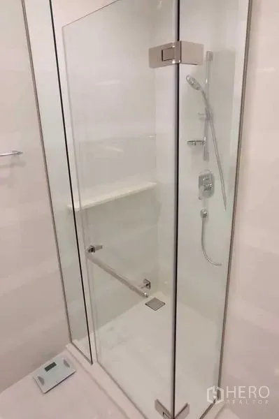 公寓 出租或出售在Khlong Toei, Bangkok - 现代浴室，玻璃淋浴房，配手持与花洒喷头