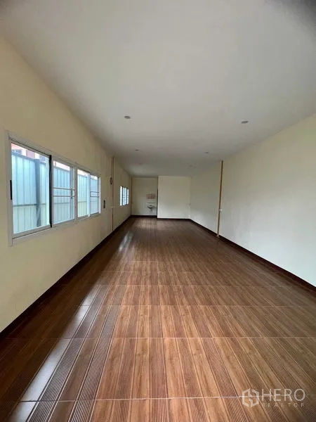 คลังสินค้า ให้เช่าในLat Krabang, Bangkok - ห้องออฟฟิศยาว พื้นกระเบื้องลายไม้ มีหน้าต่างตลอดแนวและไฟดาวน์ไลท์