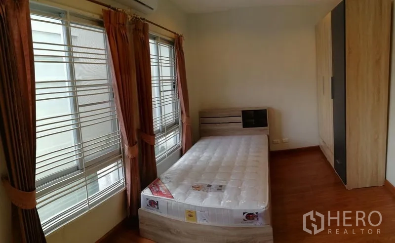 ทาวน์เฮาส์ ให้เช่าในPhasi Charoen, Bangkok - ห้องนอนอบอุ่น มีหน้าต่างบานใหญ่สามบาน เตียง และตู้เสื้อผ้า