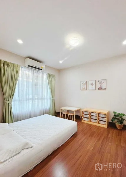 ทาวน์เฮาส์ ให้เช่าในPhra Khanong, Bangkok - ห้องนอนแขกสไตล์มินิมอล ม่านสีเขียว พื้นไม้