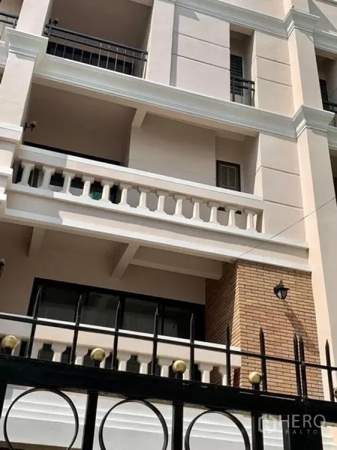 สำนักงานที่บ้าน ให้เช่าในKhlong Toei, Bangkok - อาคารโฮมออฟฟิศหลายชั้นพร้อมระเบียงและรั้วเหล็กดัด ย่านนานา กรุงเทพฯ