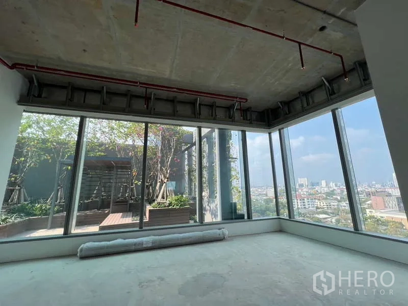 สำนักงาน ให้เช่าในPhaya Thai, Bangkok - มุมสำนักงานติดกระจกสูง มองเห็นเทอเรซสวนลอยฟ้าและวิวเมือง