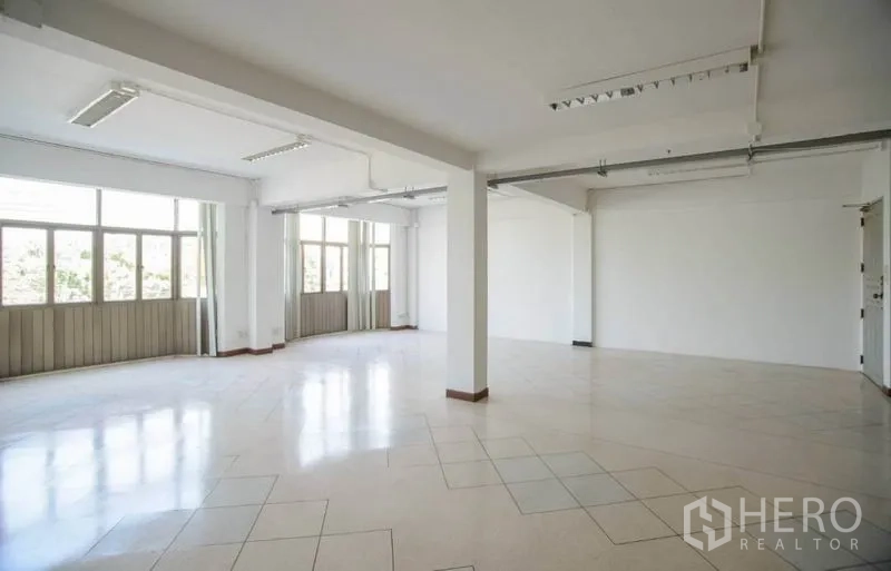 店屋 出租在Wang Thonglang, Bangkok - 明亮房间，地面几何砖纹，立柱与宽幅窗户。