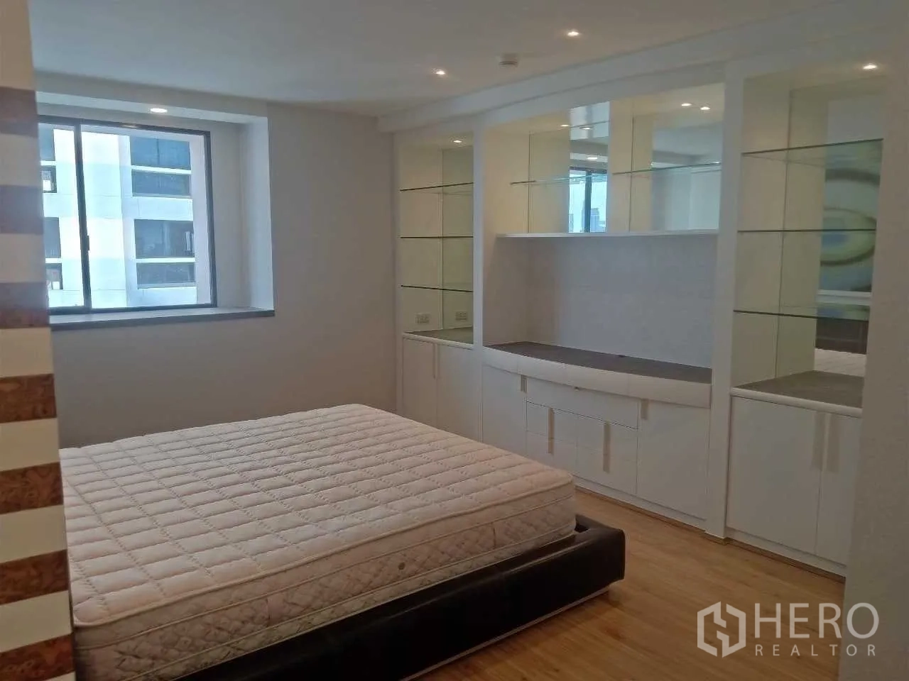 คอนโด ให้เช่าในKhlong Toei, Bangkok - ห้องนอนพร้อมตู้บิลท์อินสีขาวและชั้นกระจกข้างหน้าต่าง