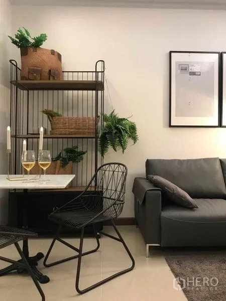 คอนโด ให้เช่าหรือขายในRatchathewi, Bangkok - มุมทานอาหารขนาดกะทัดรัด โต๊ะหินอ่อน เก้าอี้โลหะ และชั้นวางตกแต่งด้วยต้นไม้และตะกร้า