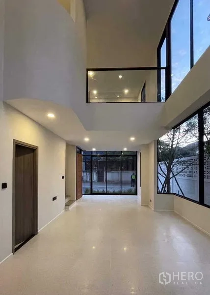 สำนักงานที่บ้าน ขายในLat Phrao, Bangkok - พื้นที่ชั้นล่างโอเพนแพลน เพดานสูงสองชั้น พร้อมหน้าต่างบานใหญ่