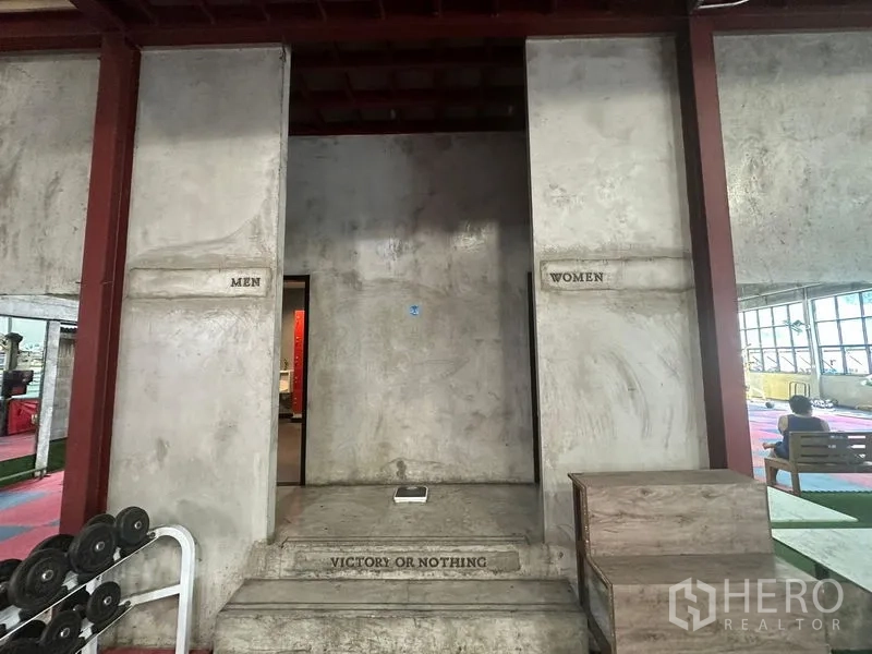 คลังสินค้า ให้เช่าในKhlong Toei, Bangkok - ทางเข้าแยกชายหญิงของห้องน้ำ ผิวปูนเปลือย