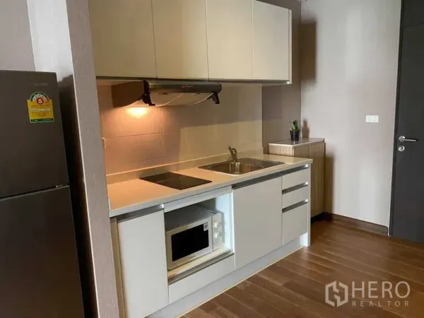 คอนโด ให้เช่าในKhlong Toei, Bangkok - ครัวบิวท์อิน เตาไฟฟ้า เครื่องดูดควัน อ่างล้างจาน ไมโครเวฟ และตู้เย็น พื้นไม้
