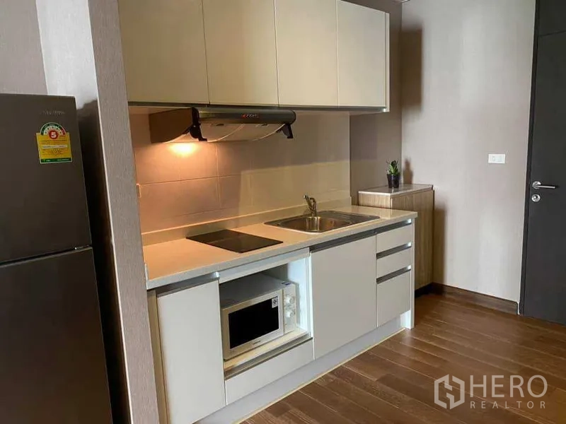 คอนโด ให้เช่าในKhlong Toei, Bangkok - ครัวบิวท์อิน เตาไฟฟ้า เครื่องดูดควัน อ่างล้างจาน ไมโครเวฟ และตู้เย็น พื้นไม้