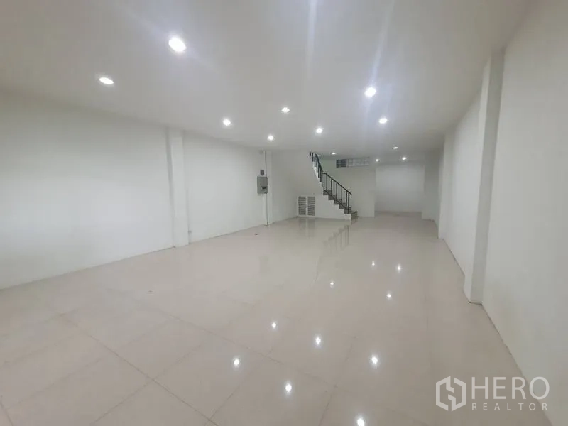 สำนักงานที่บ้าน ให้เช่าหรือขายในYan Nawa, Bangkok - พื้นที่โล่งขนาดใหญ่ ไฟดาวน์ไลท์สว่าง พื้นกระเบื้องมันเงา