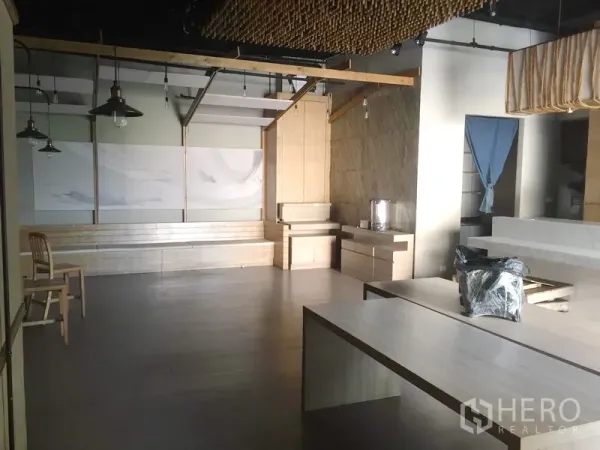 零售空间 出租在Khlong Toei, Bangkok - 开放式店铺空间，浅木色长椅、吊灯与内置柜体