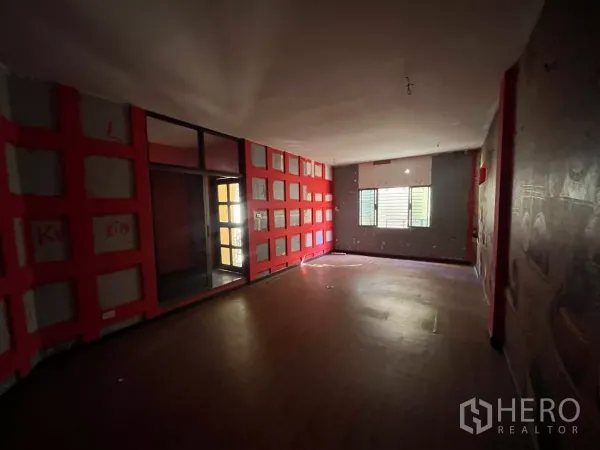 อาคารพาณิชย์ ให้เช่าในWatthana, Bangkok - ห้องเปิดโล่งแสงน้อย ผนังแดง หน้าต่างพร้อมมู่ลี่ และพื้นไม้