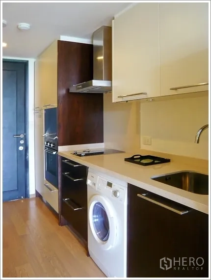 คอนโด ให้เช่าหรือขายในPathum Wan, Bangkok - ครัวบิวท์อิน เตา ฮูด เตาอบ อ่างล้างจาน และเครื่องซักผ้า ในคอนโดปทุมวัน