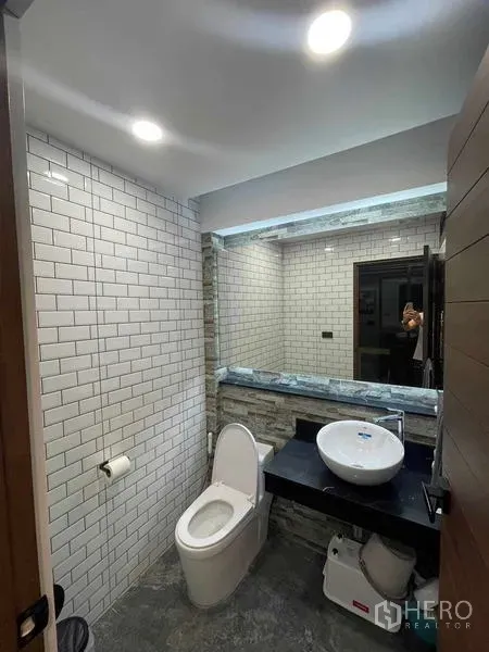 สำนักงานที่บ้าน ให้เช่าหรือขายในBang Kapi, Bangkok - ห้องน้ำสไตล์โมเดิร์น กระเบื้องซับเวย์สีขาว อ่างล้างหน้าแบบวางบนเคาน์เตอร์