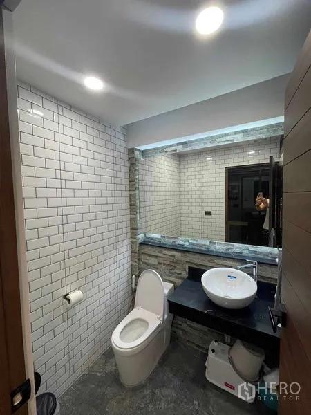 สำนักงานที่บ้าน ให้เช่าหรือขายในBang Kapi, Bangkok - ห้องน้ำสไตล์โมเดิร์น กระเบื้องซับเวย์สีขาว อ่างล้างหน้าแบบวางบนเคาน์เตอร์