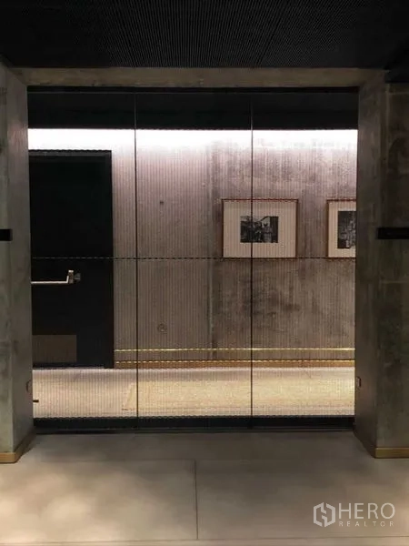 คอนโด ให้เช่าในSathon, Bangkok - โถงทางเดินสไตล์อินดัสเทรียล ประตูกระจก งานศิลปะบนผนังคอนกรีตและแสงไฟบรรยากาศ