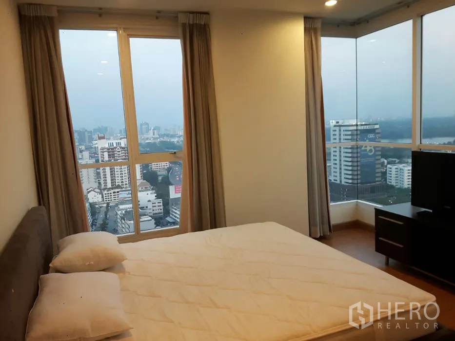 คอนโด ให้เช่าในYan Nawa, Bangkok - ห้องนอนมุมอาคาร หน้าต่างบานใหญ่ มุมมองวิวสกายไลน์เมือง