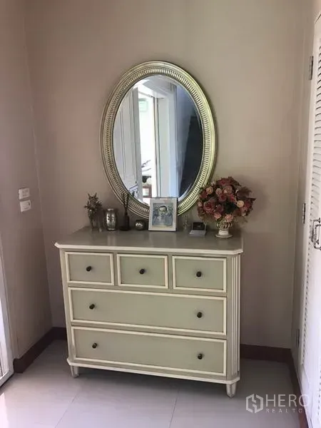 Detached House for sale in Pak Kret, Nonthaburi - Hallway corner featuring vintage dresser with oval mirror.