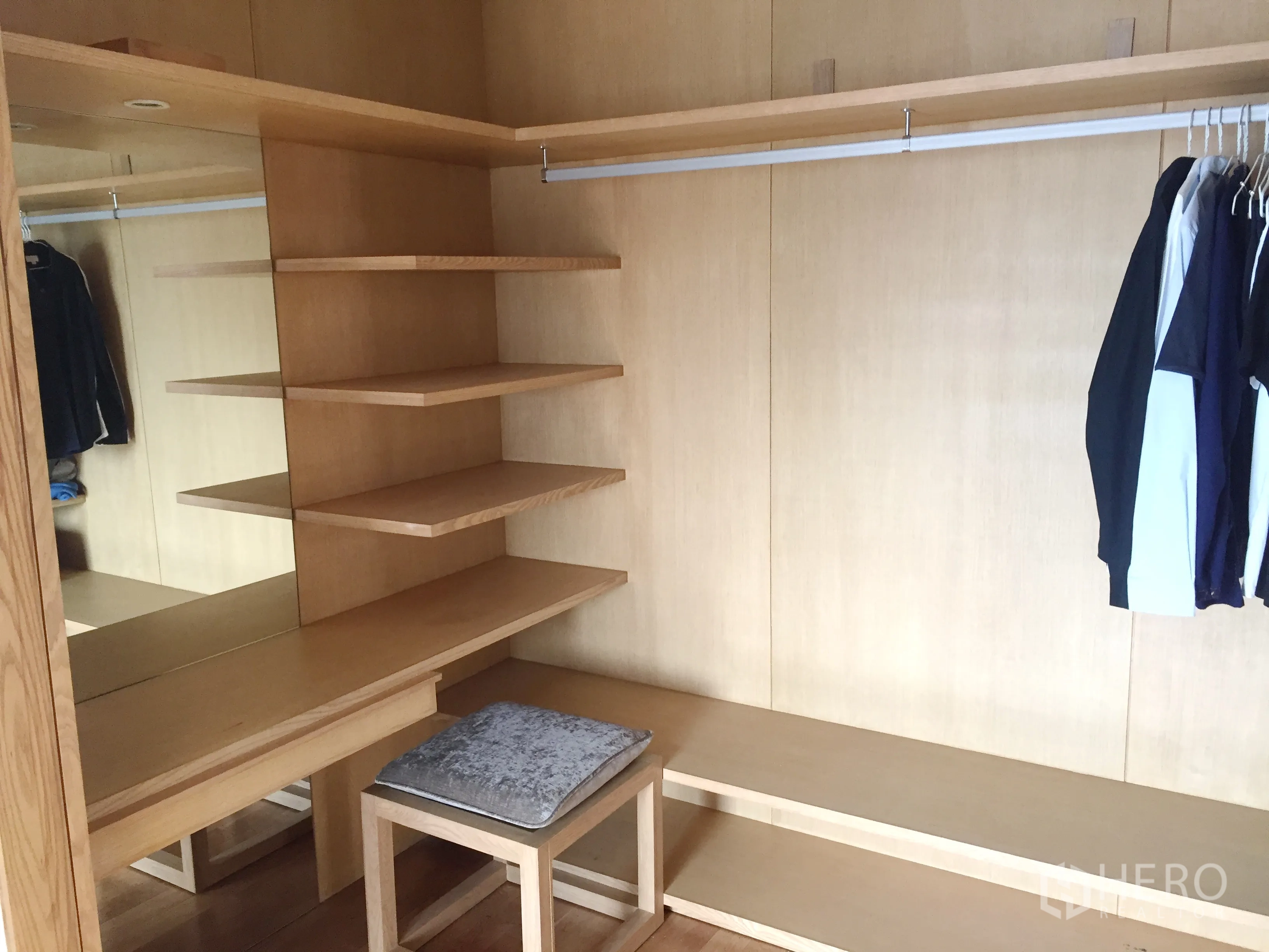 คอนโด ให้เช่าในKhlong Toei, Bangkok - ห้องแต่งตัวกว้างมีชั้นวาง โต๊ะเครื่องแป้ง และราวแขวนเสื้อโทนไม้สว่าง