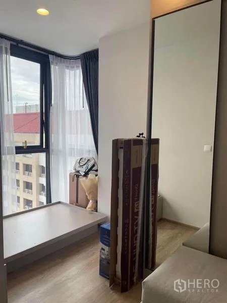 คอนโด ให้เช่าในKhlong Toei, Bangkok - ห้องนอนที่สองพร้อมหน้าต่างมุม พื้นไม้สีอ่อน และแท่นบิลท์อินสำหรับเก็บของ