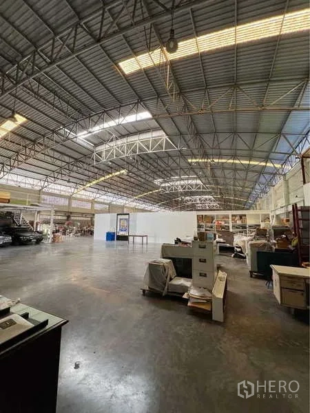 货栈 出售在Bang Bua Thong, Nonthaburi - 开阔仓库地面，净高充足，抛光混凝土地坪与货架。