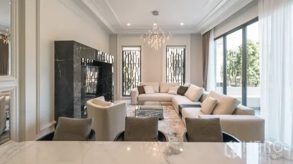 บ้าน ให้เช่าหรือขายในBang Kapi, Bangkok - ห้องรับแขกสว่างด้วยประตูกระจกบานเลื่อน เปิดออกสู่เทอเรซ