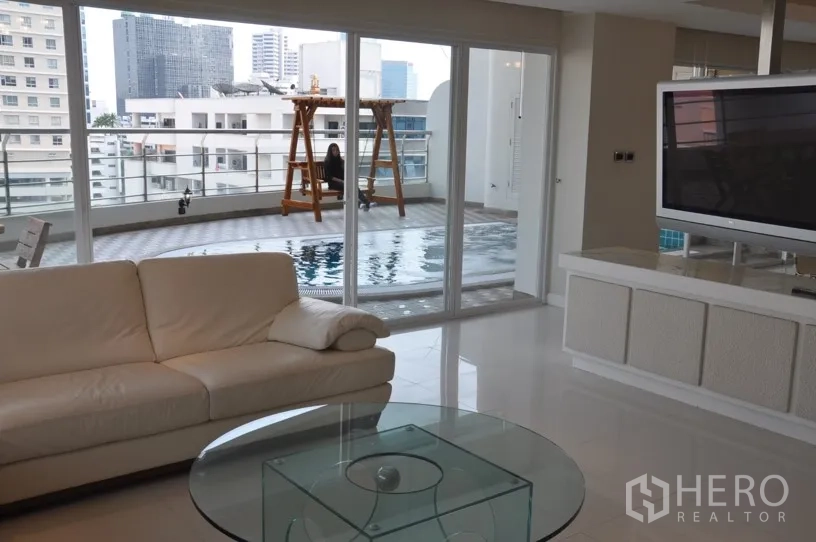 คอนโด ให้เช่าในKhlong Toei, Bangkok - ห้องนั่งเล่นโถงกว้าง เปิดสู่ระเบียงขนาดใหญ่พร้อมสระว่ายน้ำส่วนตัวและวิวสกายไลน์