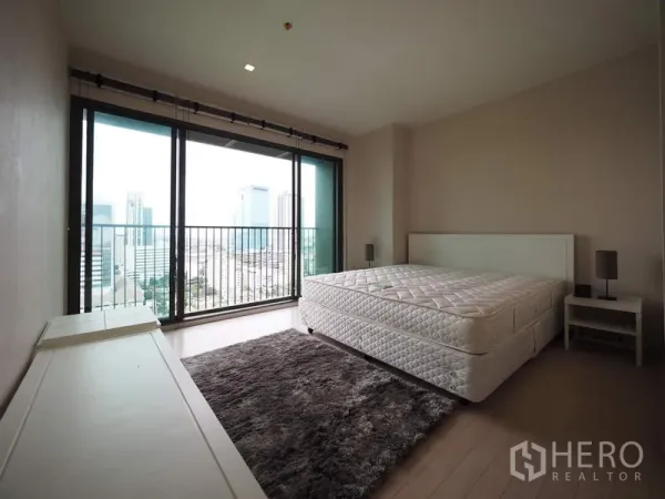 คอนโด ให้เช่าในWatthana, Bangkok - ห้องนอนสว่างพร้อมหน้าต่างบานใหญ่ ระเบียง และวิวสกายไลน์ ใกล้บีทีเอสทองหล่อ