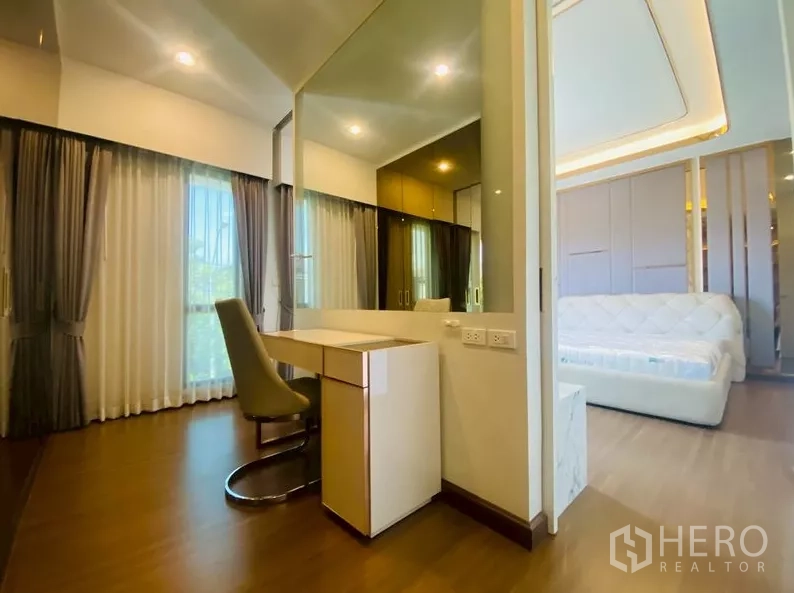 บ้าน ให้เช่าในPrawet, Bangkok - โซนแต่งตัวพร้อมโต๊ะเครื่องแป้ง กระจกบานใหญ่ และตู้เสื้อผ้า ติดกับห้องนอนใหญ่