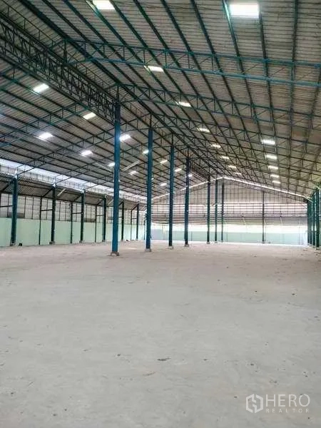 คลังสินค้า ให้เช่าในSam Khok, Pathum Thani - โถงโกดังโล่งเสาโครงเหล็กสีน้ำเงิน เพดานสูงมีสกายไลท์