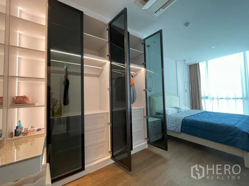 คอนโด ให้เช่าหรือขายในSathon, Bangkok - วอล์กอินคลอเซ็ตบานกระจกพร้อมชั้นไฟ LED และมุมโต๊ะเครื่องแป้ง