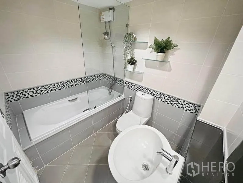 คอนโด ให้เช่าในKhlong Toei, Bangkok - ห้องน้ำสมัยใหม่พร้อมอ่างอาบน้ำ+ฝักบัว โถสุขภัณฑ์ และชั้นวางกระถางต้นไม้