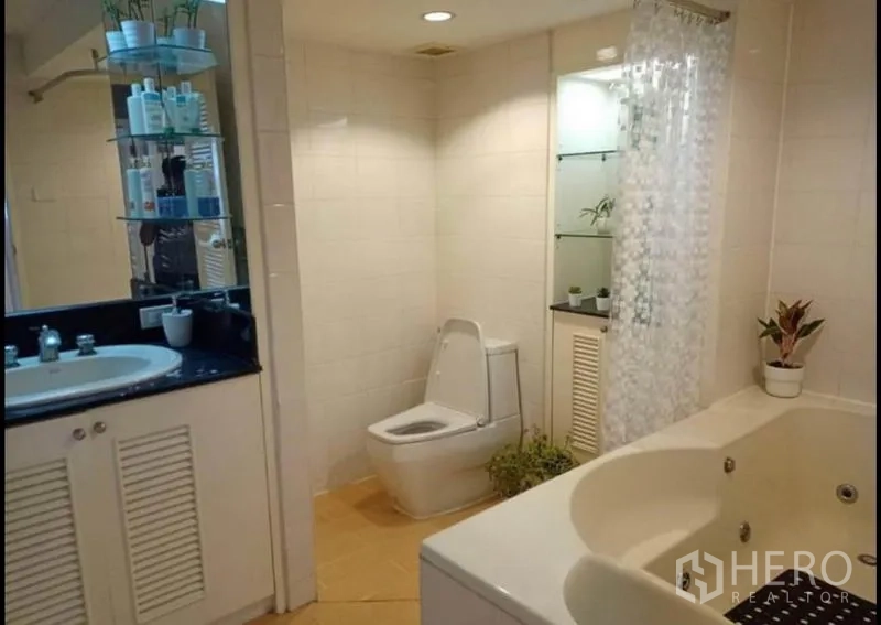 คอนโด ให้เช่าหรือขายในKhlong Toei, Bangkok - ห้องน้ำกว้าง มีโถสุขภัณฑ์ เคาน์เตอร์อ่าง และอ่างจากุซซี่ ผนังโทนอ่อน