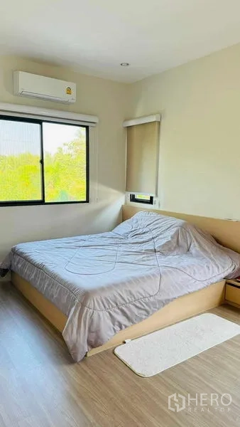 Detached House for rent in Bang Khun Thian, Bangkok - Sunlit secondary bedroom with corner windows, air conditioner and built-in bed base.