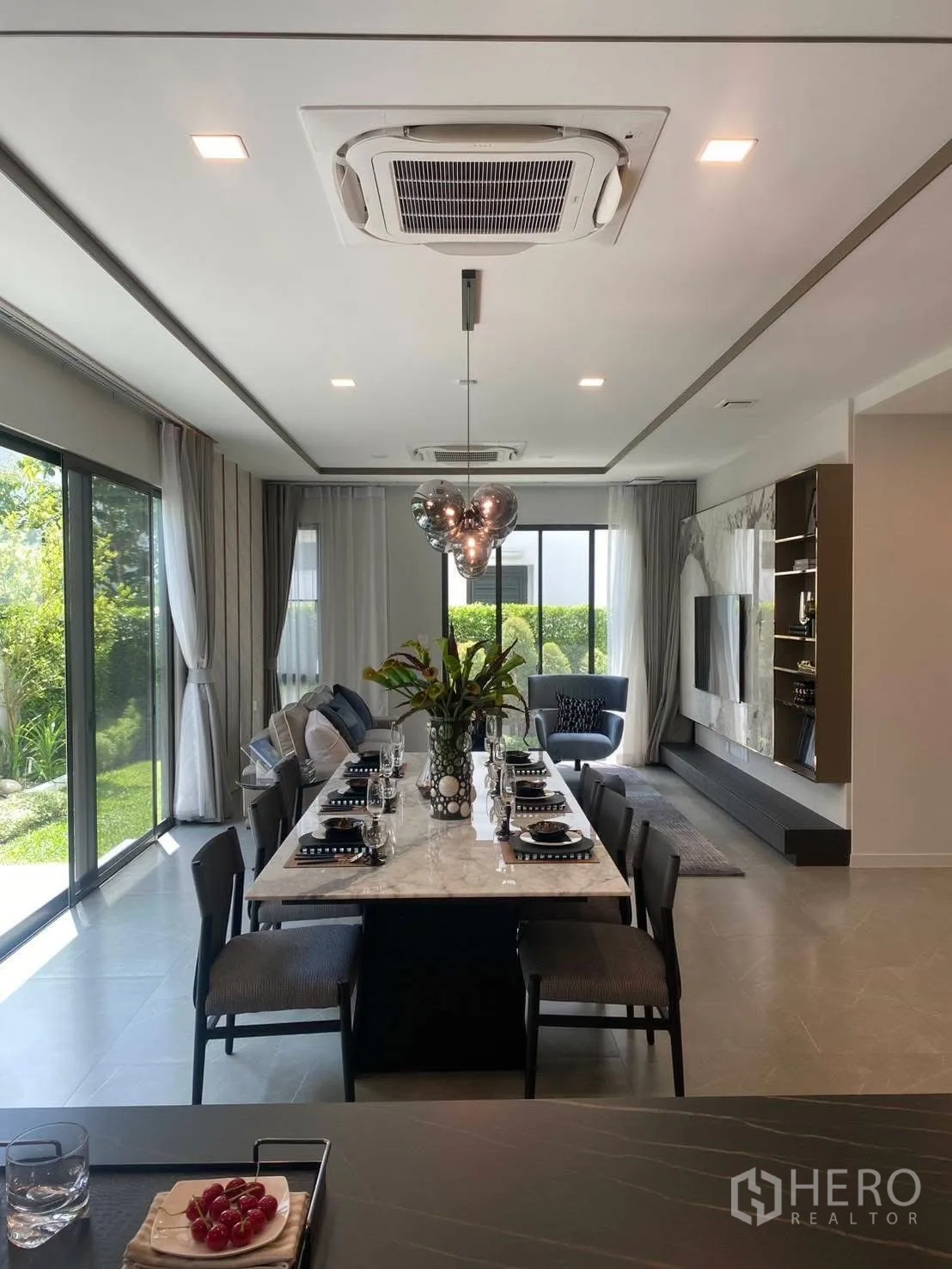 บ้านเดี่ยว for rent or sale in Bang Phli, Samut Prakan - พื้นที่รับประทานอาหารและนั่งเล่นแบบโอเพ่นแพลนติดประตูสู่สวน.
