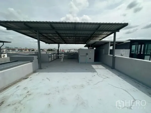 สำนักงานที่บ้าน ให้เช่าในWang Thonglang, Bangkok - ดาดฟ้ากว้างพร้อมหลังคาเมทัลชีทและวิวเมืองพาโนรามา