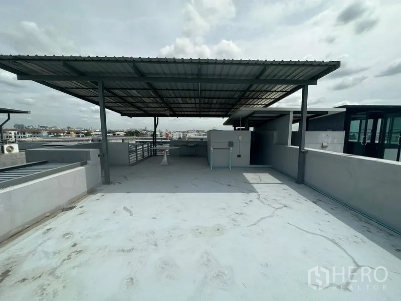 สำนักงานที่บ้าน ให้เช่าในWang Thonglang, Bangkok - ดาดฟ้ากว้างพร้อมหลังคาเมทัลชีทและวิวเมืองพาโนรามา